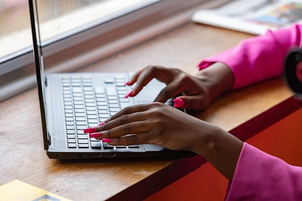Pomoc w potrzebie: Najczęstsze problemy z laptopami i jak je naprawić